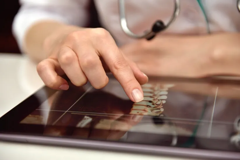 如果您的醫生懷疑脊髓損傷，則會進行影像學檢查以提供有關您的脊柱和脊髓的詳細信息。圖片來源：123RF.com。