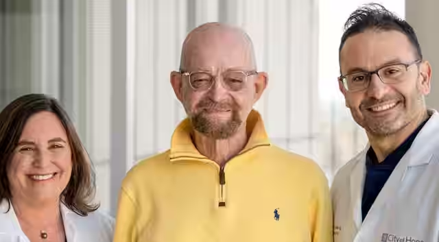 保羅·埃德蒙茲（Paul Edmonds）（中）自從經(jīng)過一項(xiàng)特殊治療后，癌癥和艾滋病毒均已痊愈