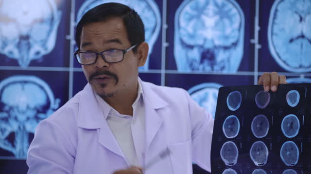 帕金森病的腦部手術:類型、恢復和風險 帕金森病的腦部手術:類型、恢復和風險