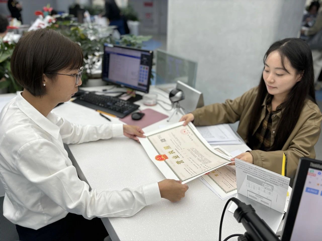 默克檢測(上海)有限公司的工作人員正在領取新的營業執照