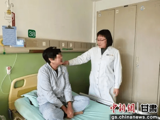 圖為聯(lián)勤保障部隊(duì)第940醫(yī)院血液科主任醫(yī)師張茜了解患者病情。