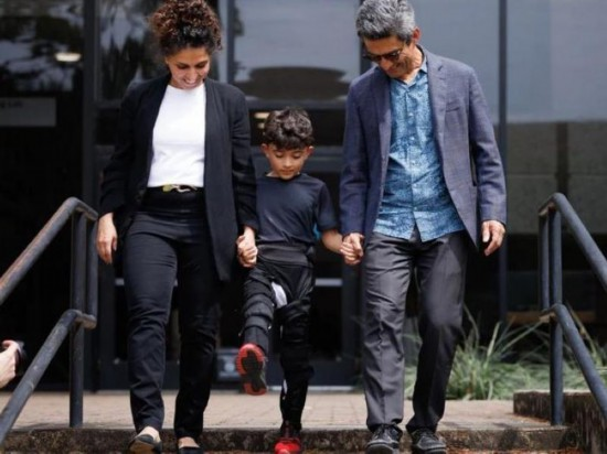 休斯頓大學團隊創造了一種柔軟的智能外骨骼來幫助兒童行走。圖片來源：美國休斯頓大學