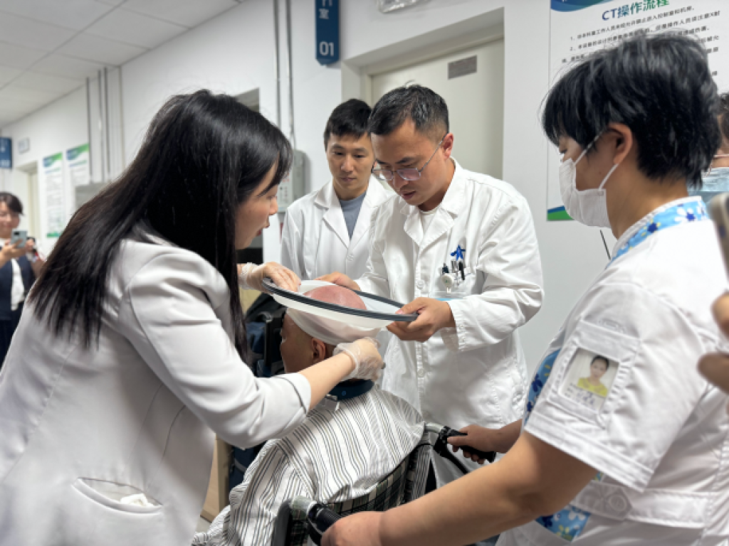 醫生在給徐女士進行術前準備