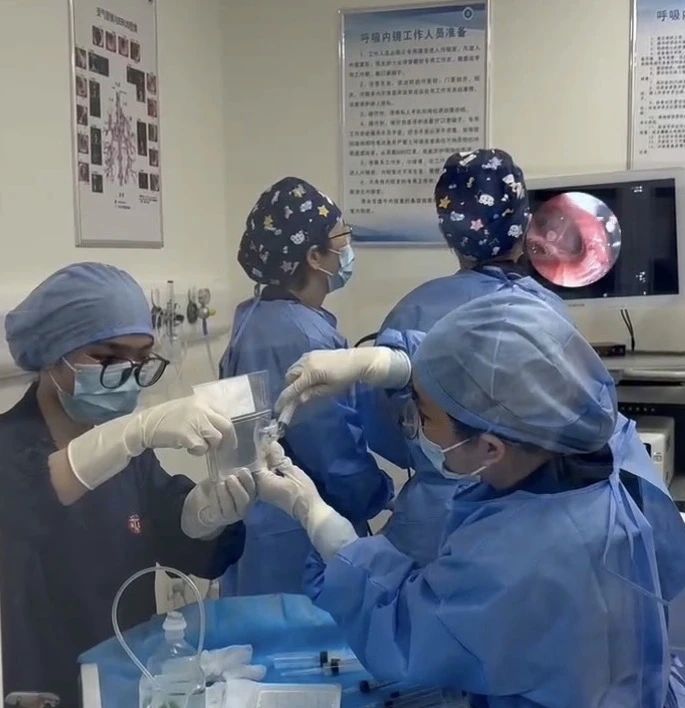 首例慢阻肺病患者順利完成干細(xì)胞治療，由瑞金醫(yī)院周敏教授(左二）完成支氣管鏡給藥操作
